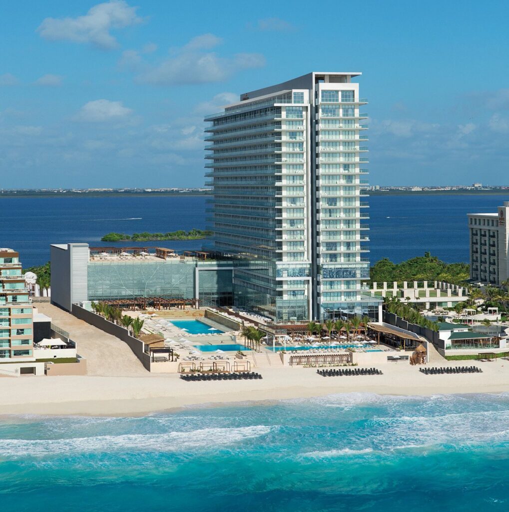 Resort hotel on beach - Cancun, Mexico